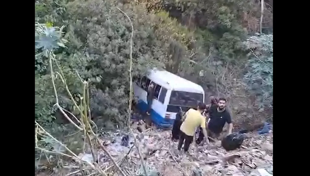 بالفيديو - انحراف حافلة مدرسية في دوحة الحص... وإصابات طفيفة بين الطلاب