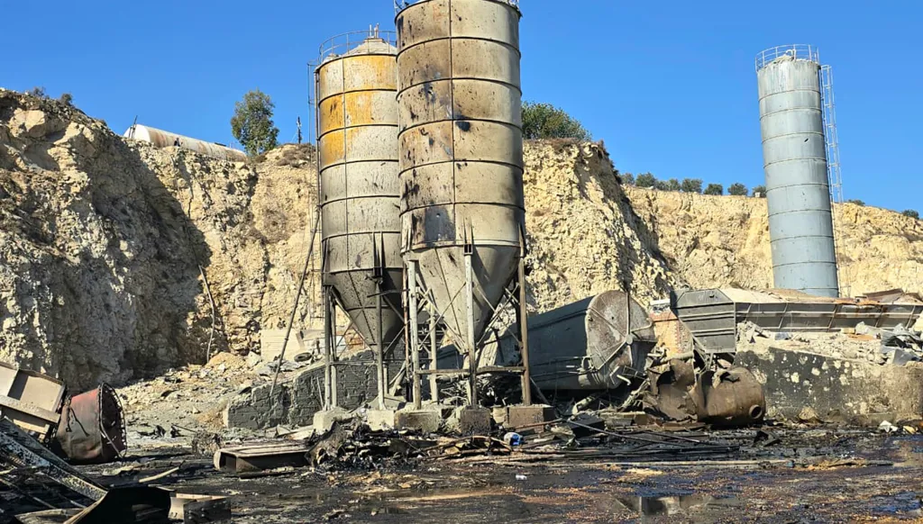 "النهار" تُعاين الدمار داخل معمل الباطون في أنصار... مجزرة اقتصادية لمنع إعادة الإعمار (صور وفيديو)