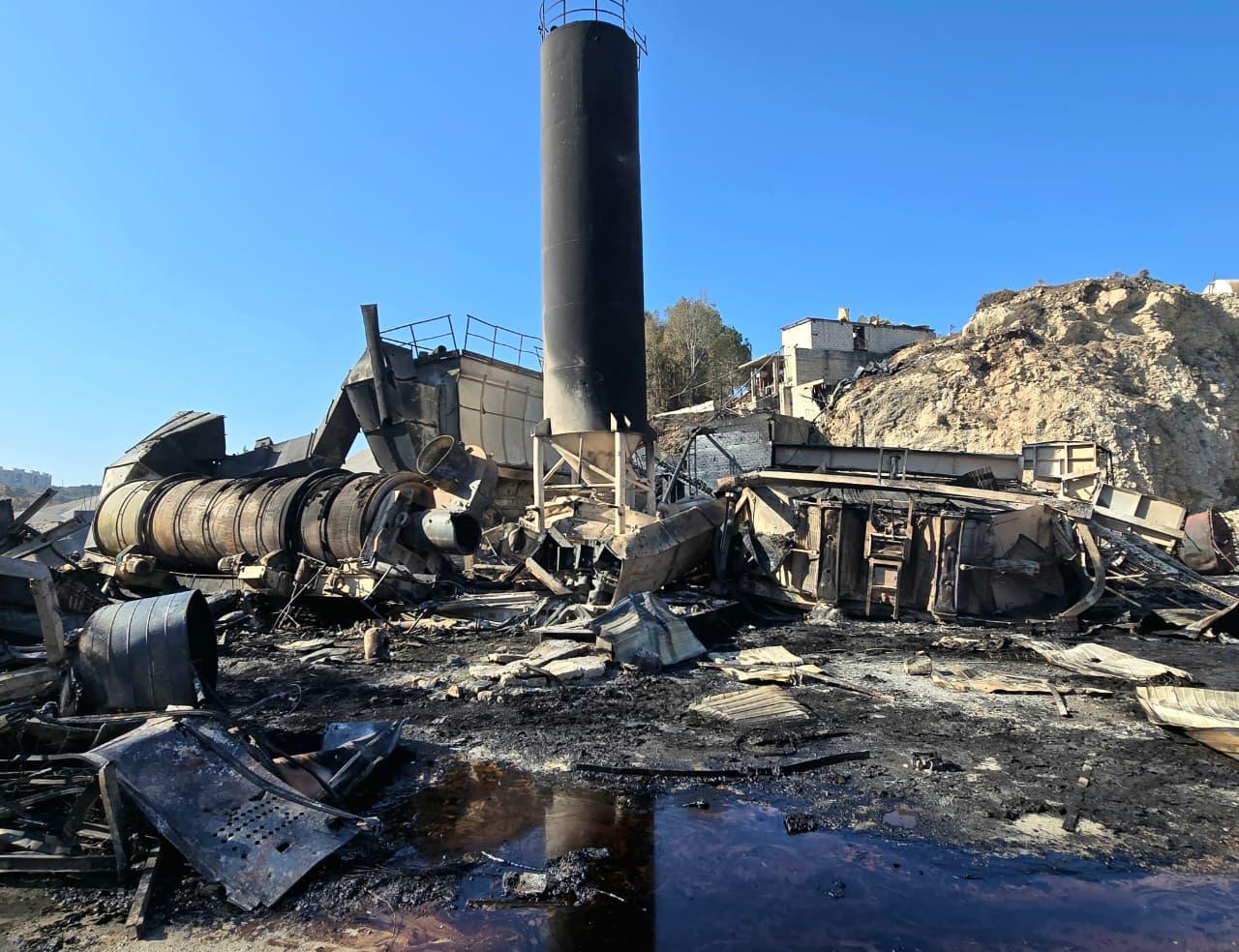 دمار كبير في معمل الباطون (أحمد منتش).