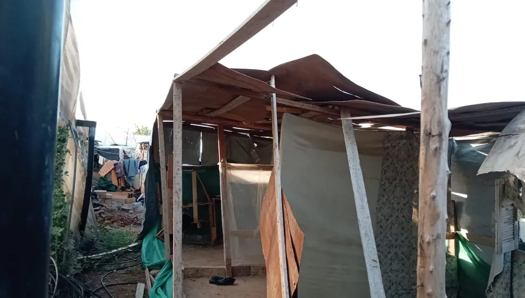 بالفيديو والصور - إزالة خيم نازحين سوريين مخالفة في منطقة الصرفند