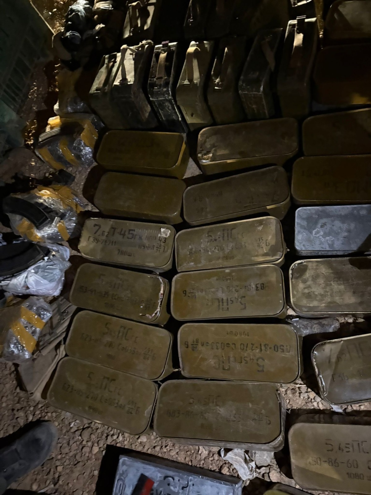 صورة نشرها الجيش الإسرائيلي تظهر الأسلحة التي قال إنه صادَرها.