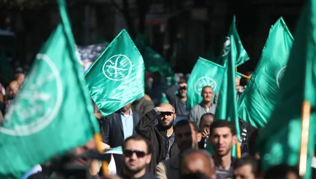 صدرت الوثيقة في مناخ سياسي متحرك شهد سجالاً علنياً حيال موقع الجماعة عقب دعوةٍ لحلّها. (وكالات)
