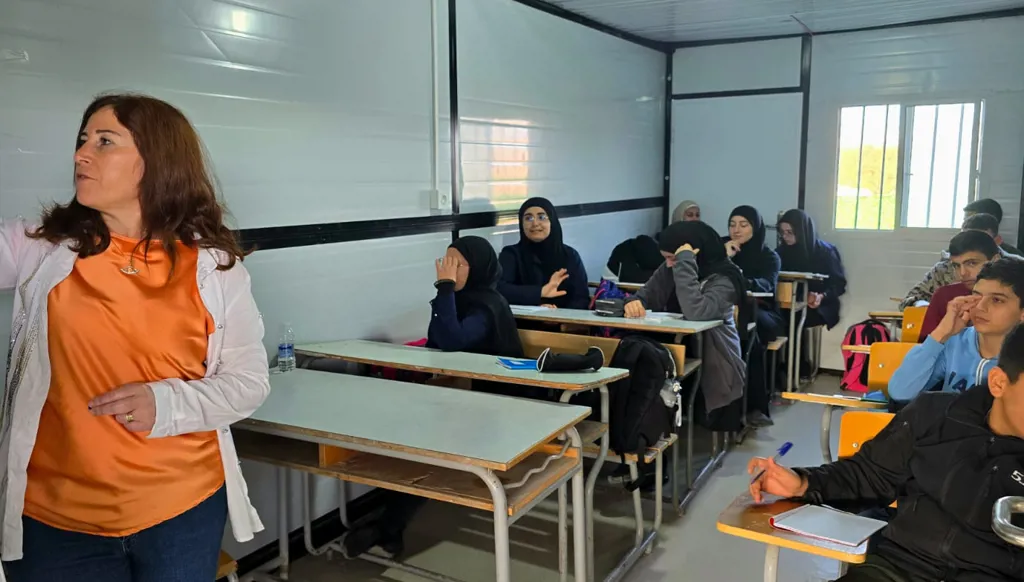 قرى الجنوب الحدودية تحاول العودة إلى الحياة... مجمع مدارس موقّت وقطف زيتون (صور وفيديو)
