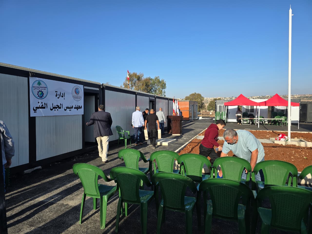 التجهيز للاحتفال الرسمي (أحمد منتش).