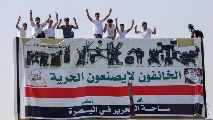 محتجون في ساحة التحرير في البصرة أثناء حراك 25 تشرين الأول 2019. (وكالات)