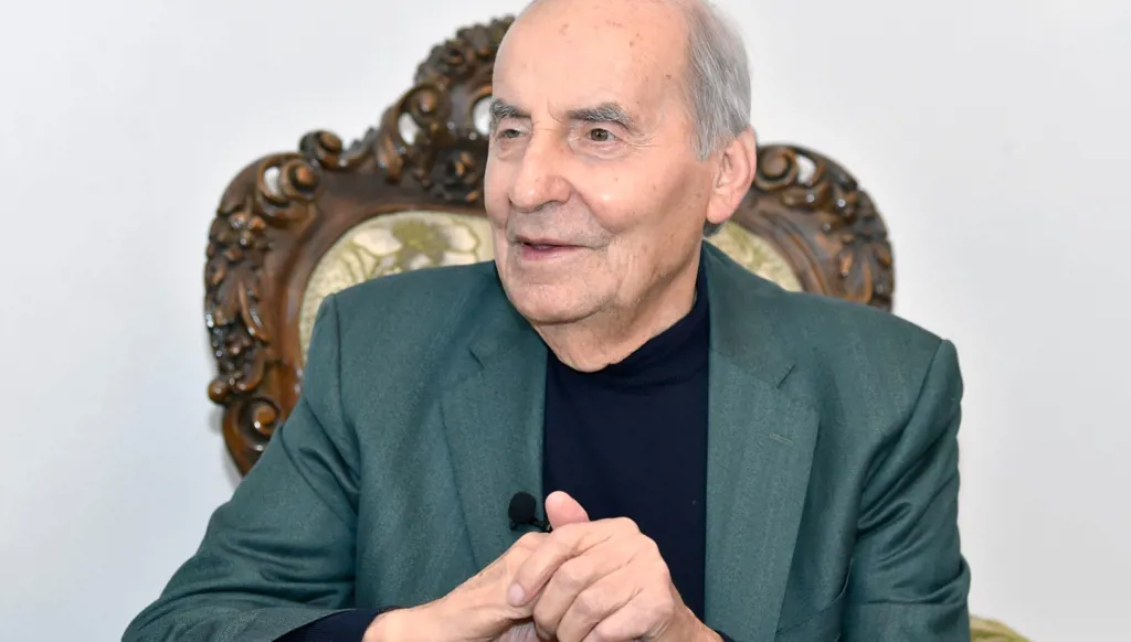 لبنان يكرّم طليع حمدان بمنحه وسام الأرز الوطني