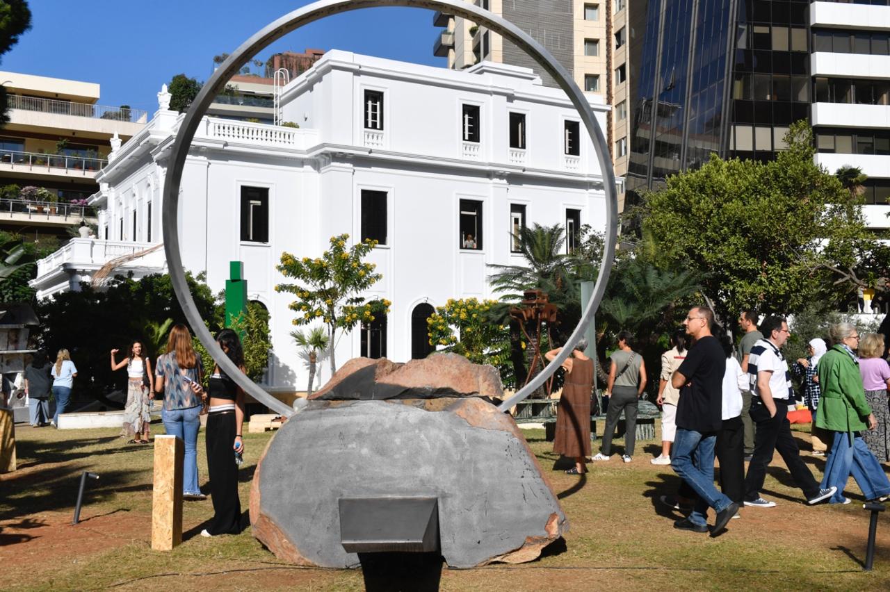 عمل The Promise لرامي بطرس، الذي نُقش عليه قسم الشهيد جبران تويني، في فيلا عودة  (تصوير: حسام شبارو).