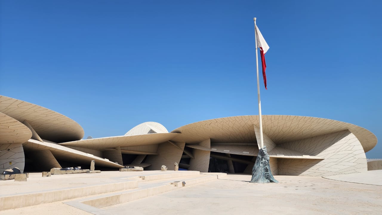 متحف قطر الوطني بتصميم وردة الصحراء (النهار).