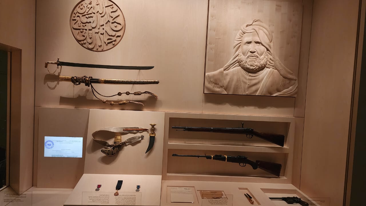 مقتنيات تاريخية داخل المتحف (النهار).