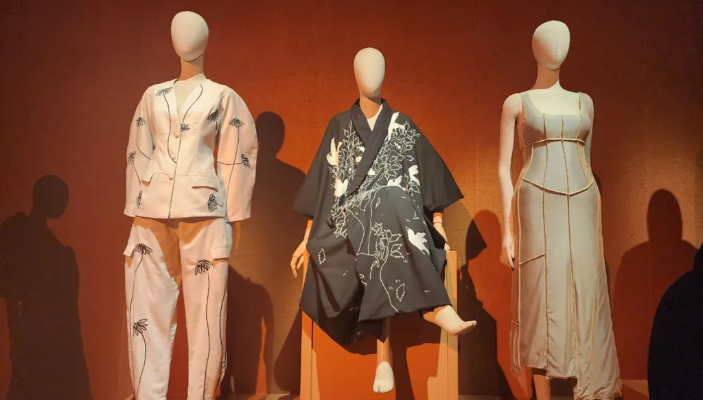 تصاميم داخل معرض "أثر في كل غرزة" في الدوحة (النهار).