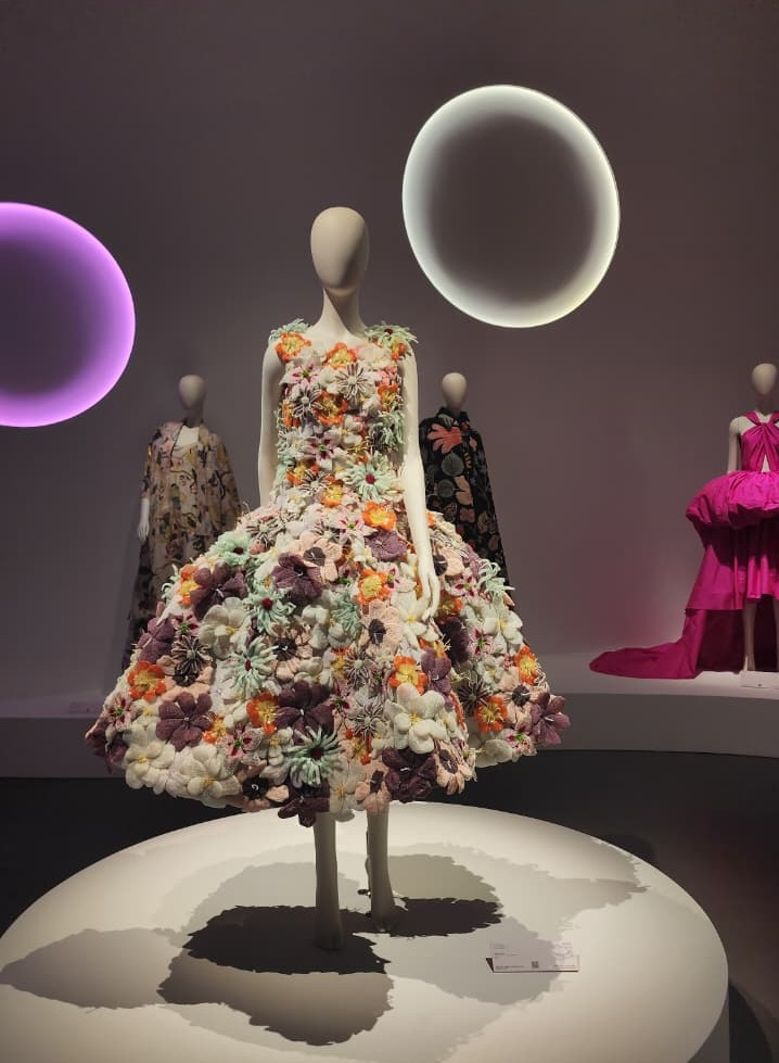 من تصاميم تفتّح داخل المعرض (النهار).