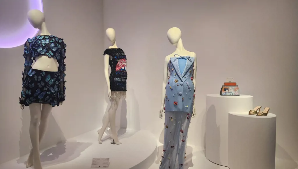 تصاميم داخل معرض "أثر في كل غرزة" في الدوحة (النهار).