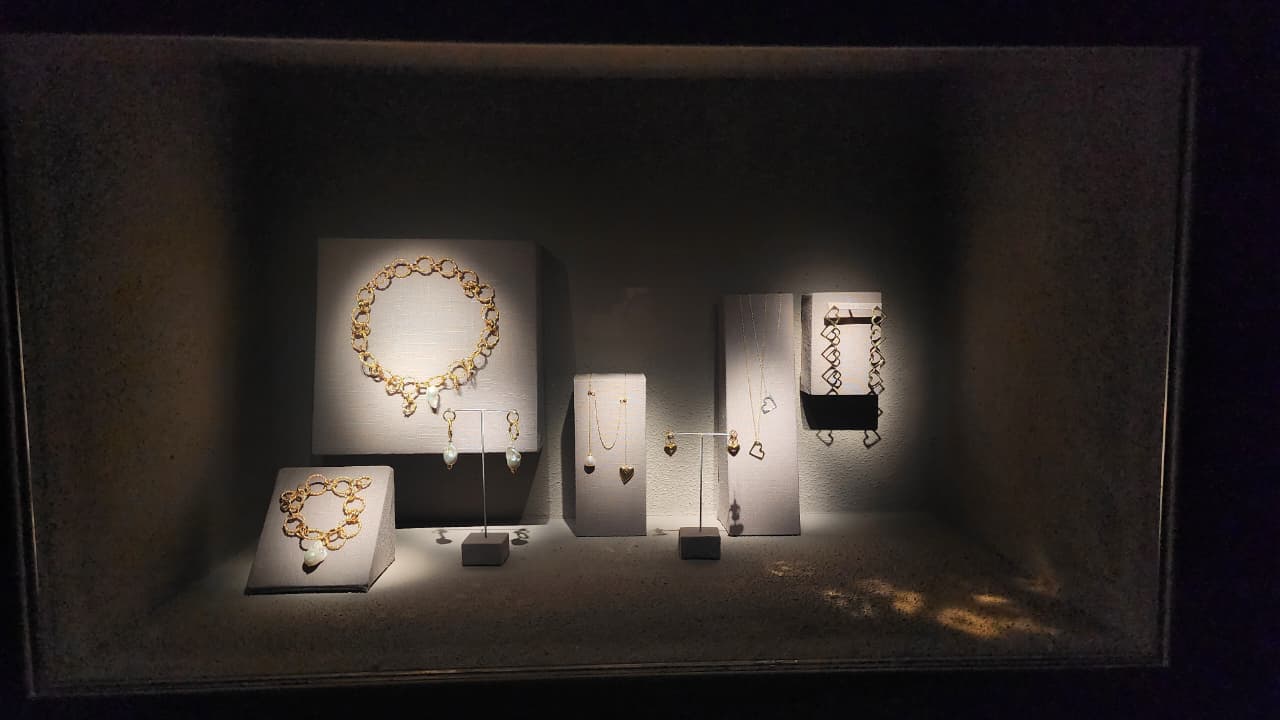 المجوهرات المعروضة (النهار).