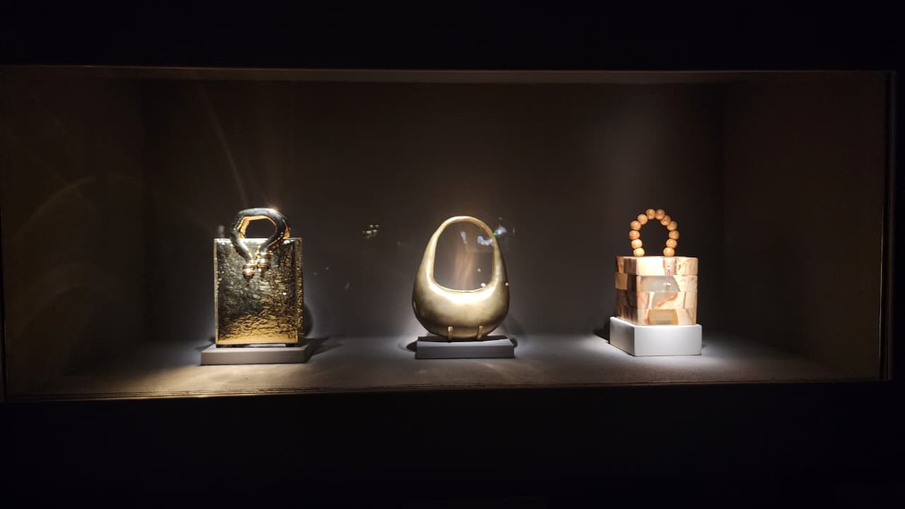 المجوهرات المعروضة (النهار).