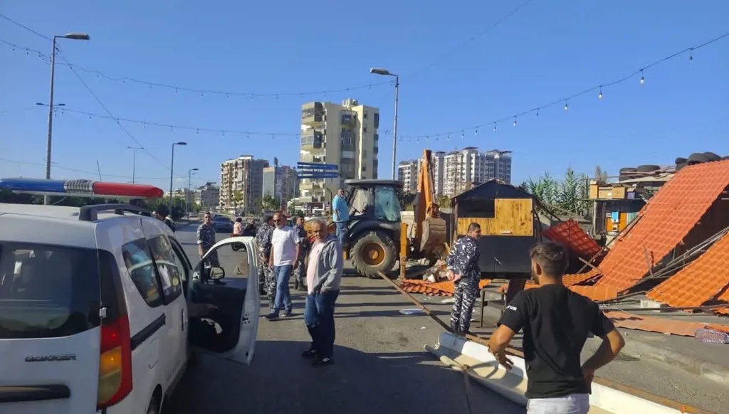 بالصورة - بدء إزالة الأكشاك المخالفة على أوتوستراد الميناء – بيروت