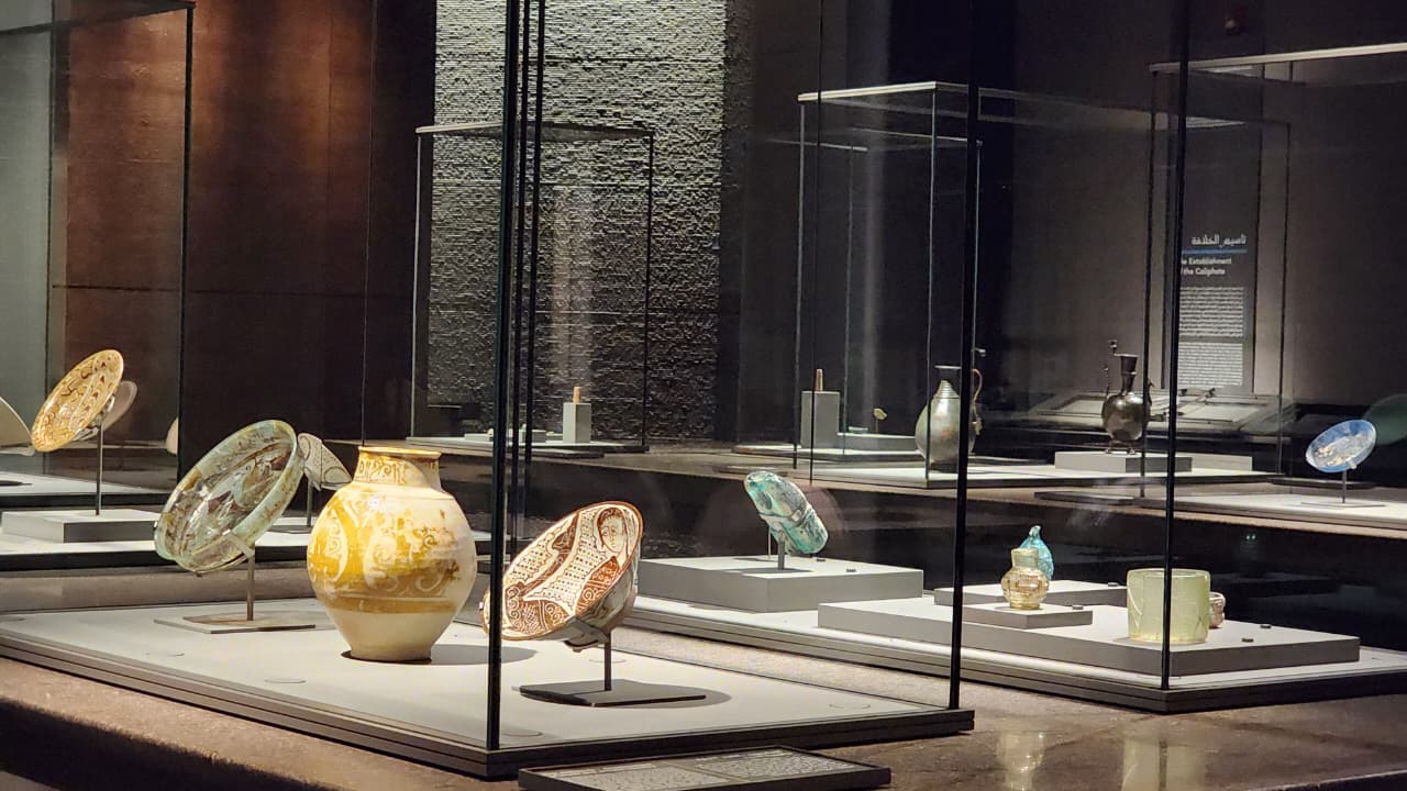 مقتنيات نادرة داخل المتحف (النهار).
