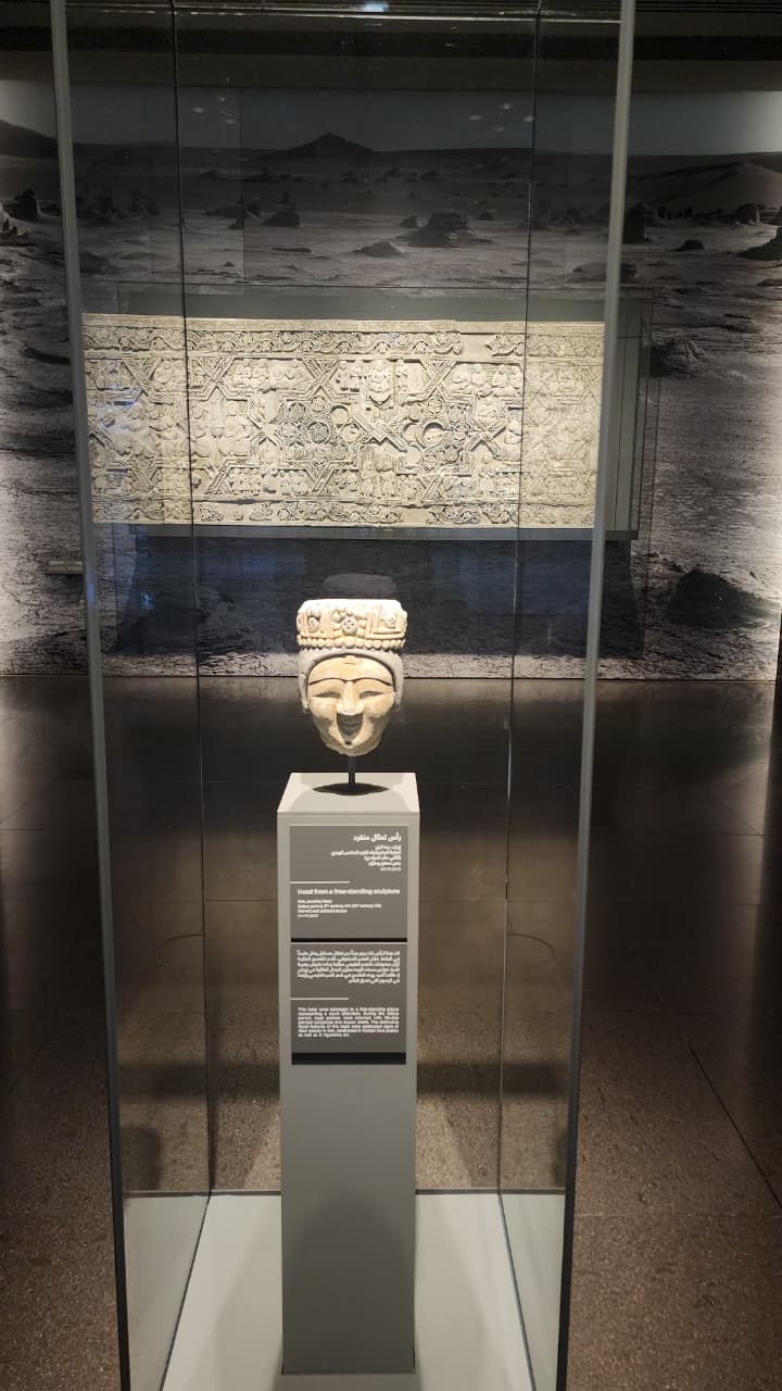 منحوتة تاريخية عن العالم الإسلامي داخل المتحف (النهار).