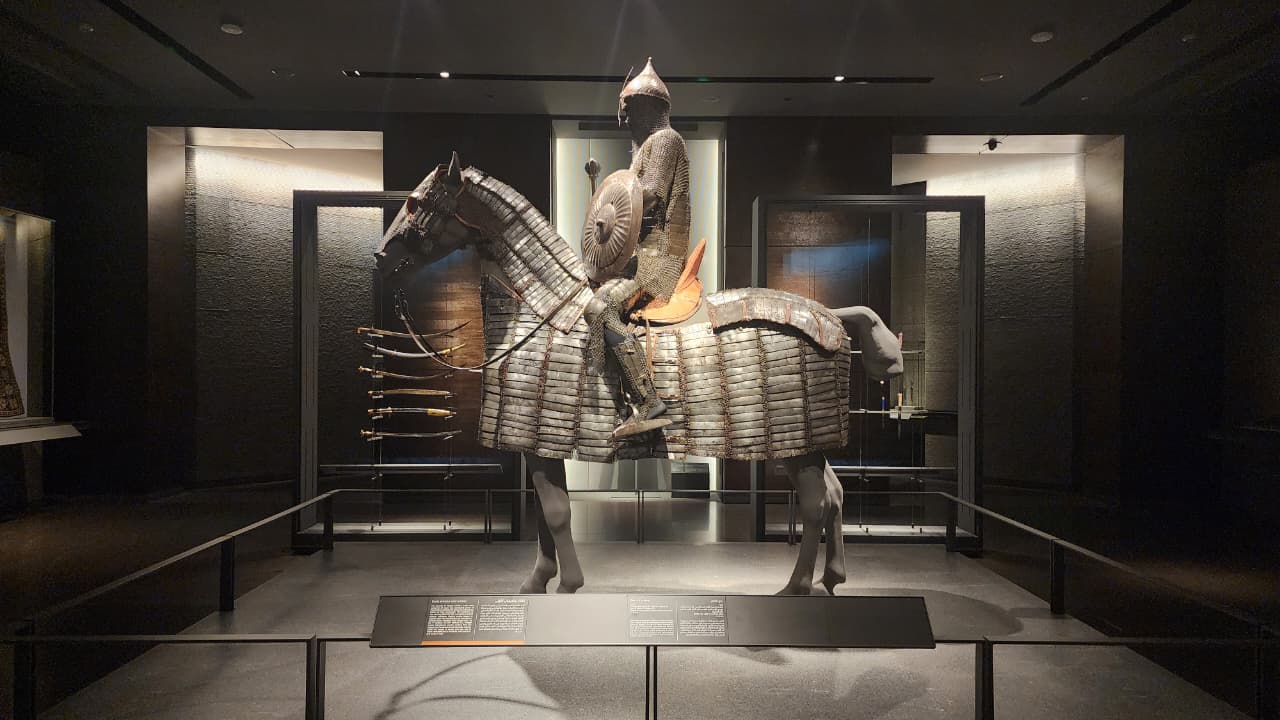 من المقتنيات المعروضة في المتحف (النهار).