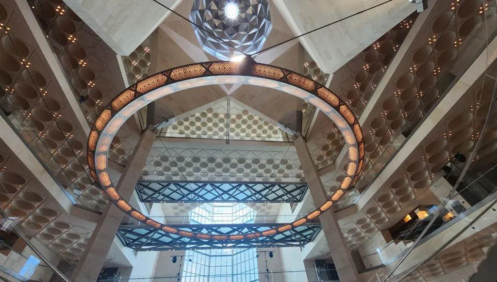 التصميم العمراني الدائري من الداخل للمبنى (النهار).