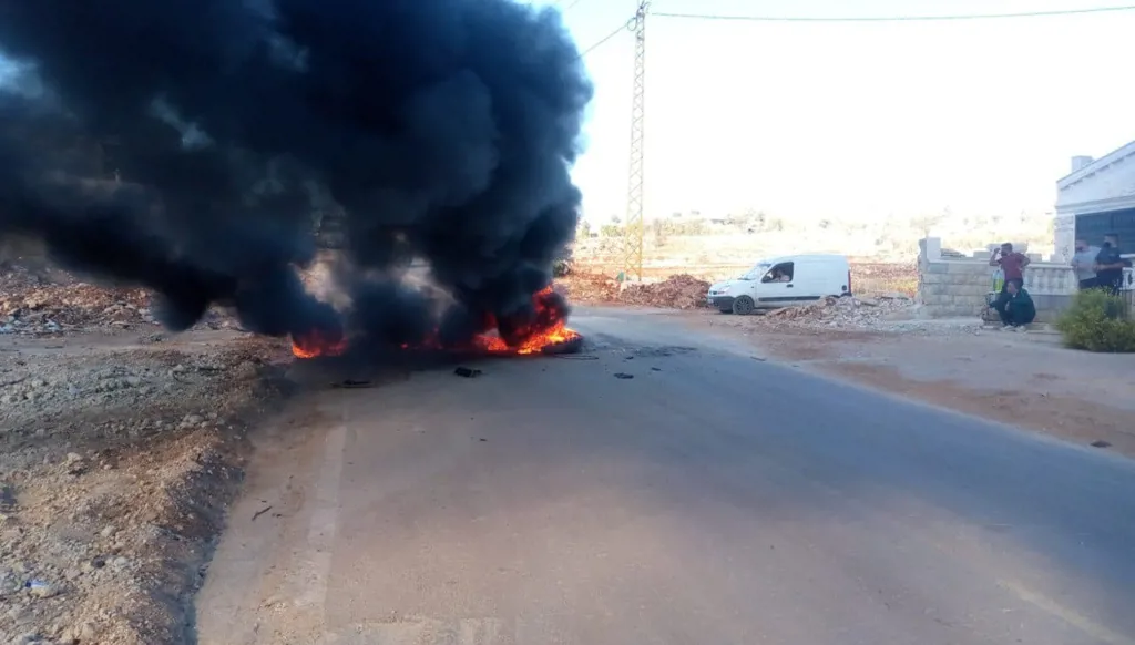 قطع الطريق بالإطارات المشتعلة في بليدا.