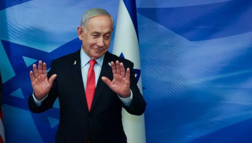 صفّ طويل من الأقنعة