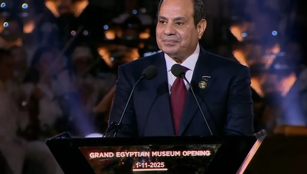 السيسي ملقياً كلمة أمام القادة والحضور في افتتاح المتحف المصري الكبير