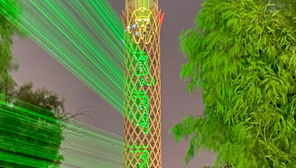 برج القاهرة يتزيّن بعبارة "افتتاح المتحف المصري الكبير"