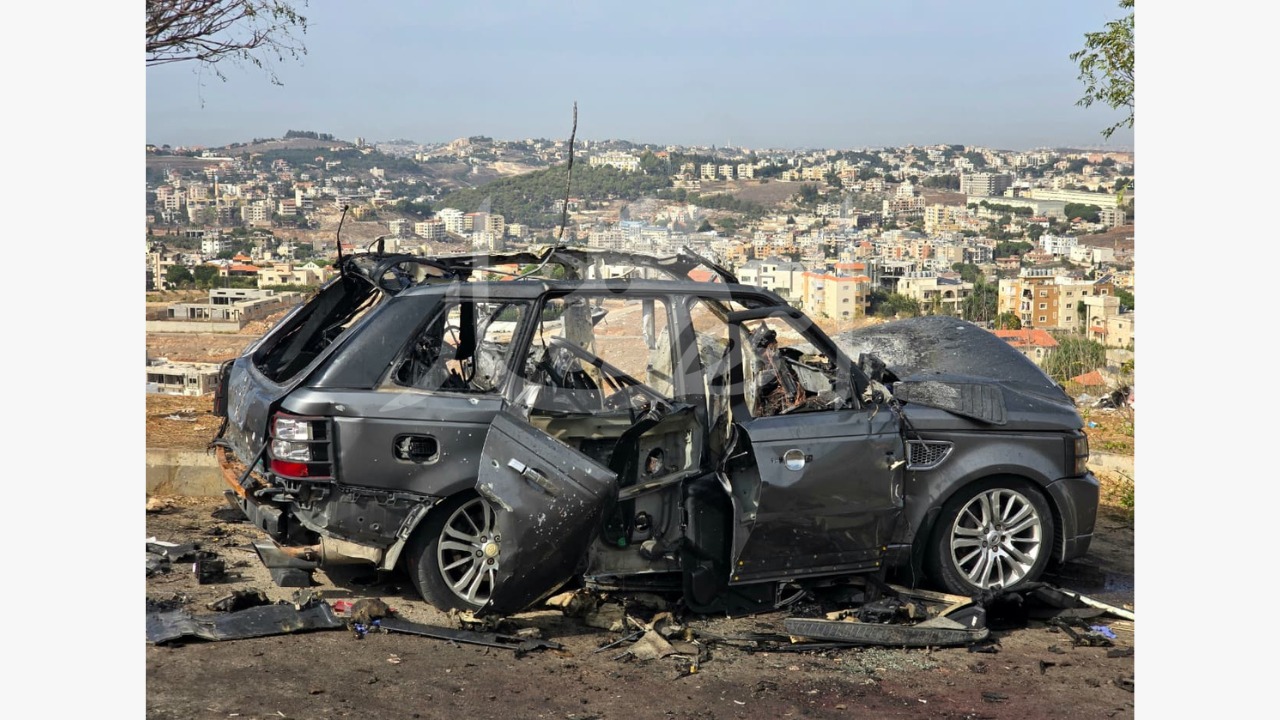 . حطام السيارة المستهدَفة ليل أمس في كفررمان (أحمد منتش).