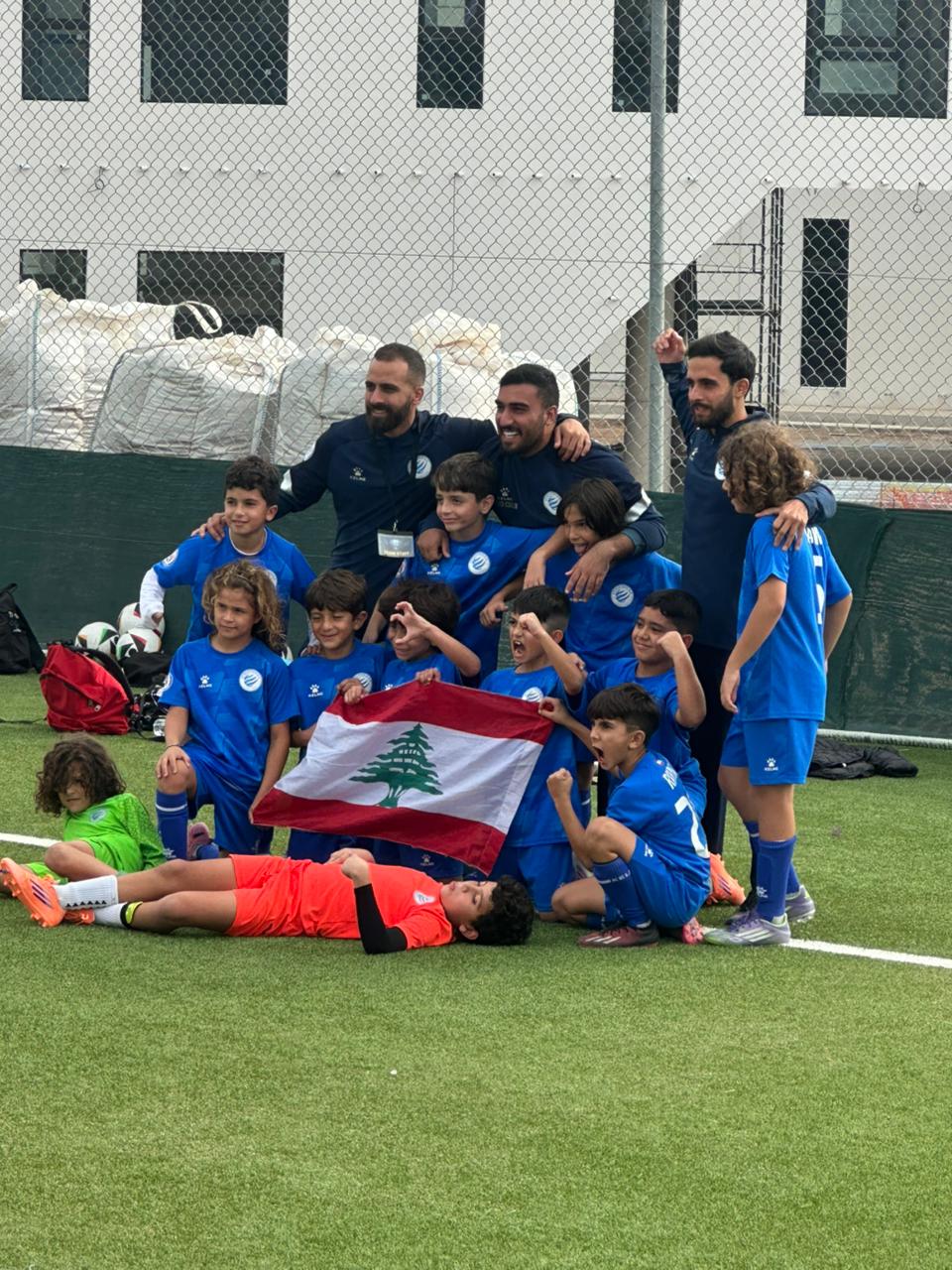 لاعبو أكاديمية أتلتيكو لبنان. (وكالات)