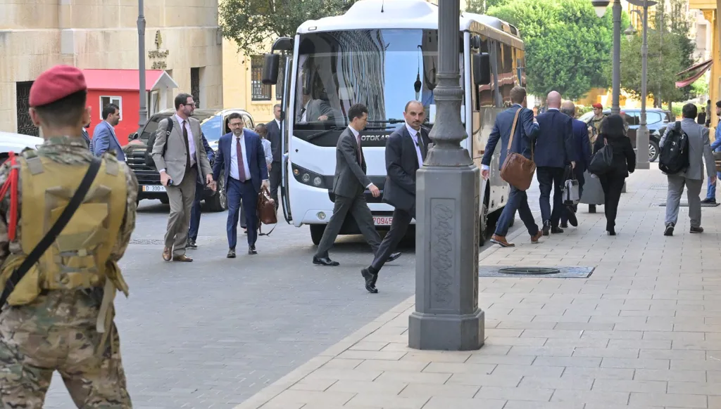 بالصور - وصول وفد من البنك الدولي إلى بيروت