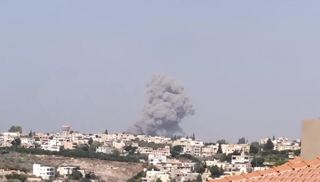 بعد بيان "حزب الله"... غارات إسرائيلية تستهدف جنوب لبنان (صور)