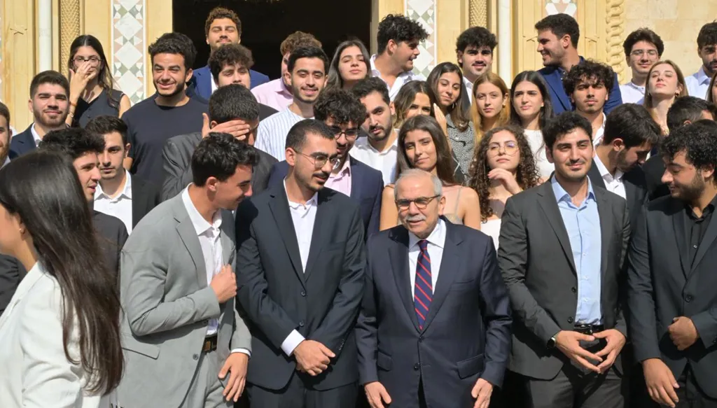 الطلاب يهدون الفوز للرئيس سلام