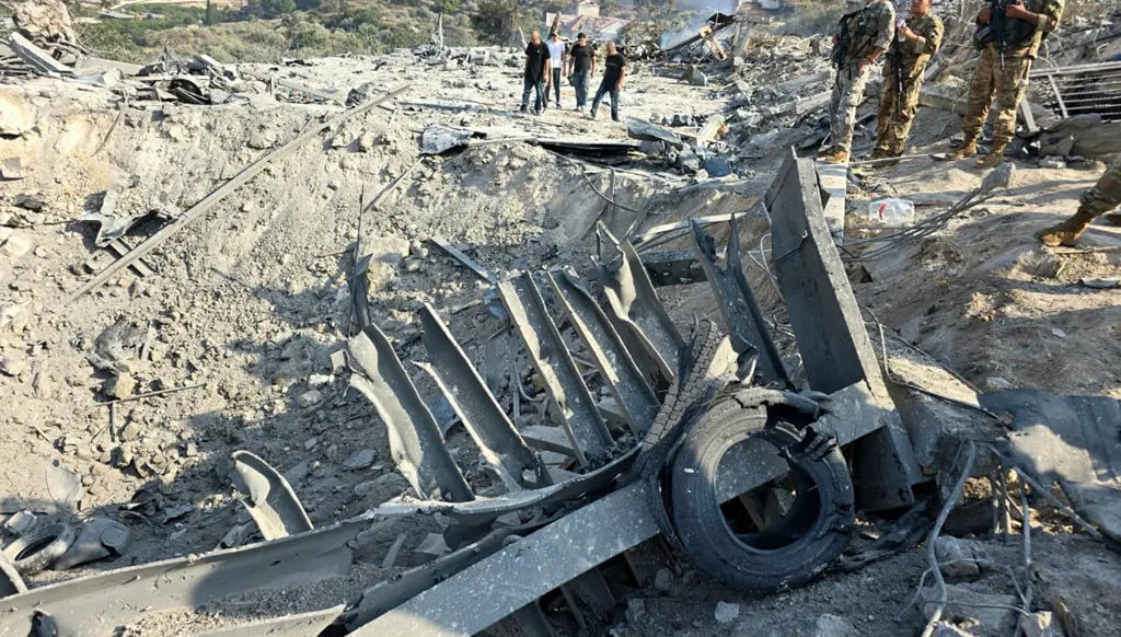 عدسة "النهار" في موقع الغارات الإسرائيلية بين طورا والعباسية... دمار كبير وحفر في الأرض