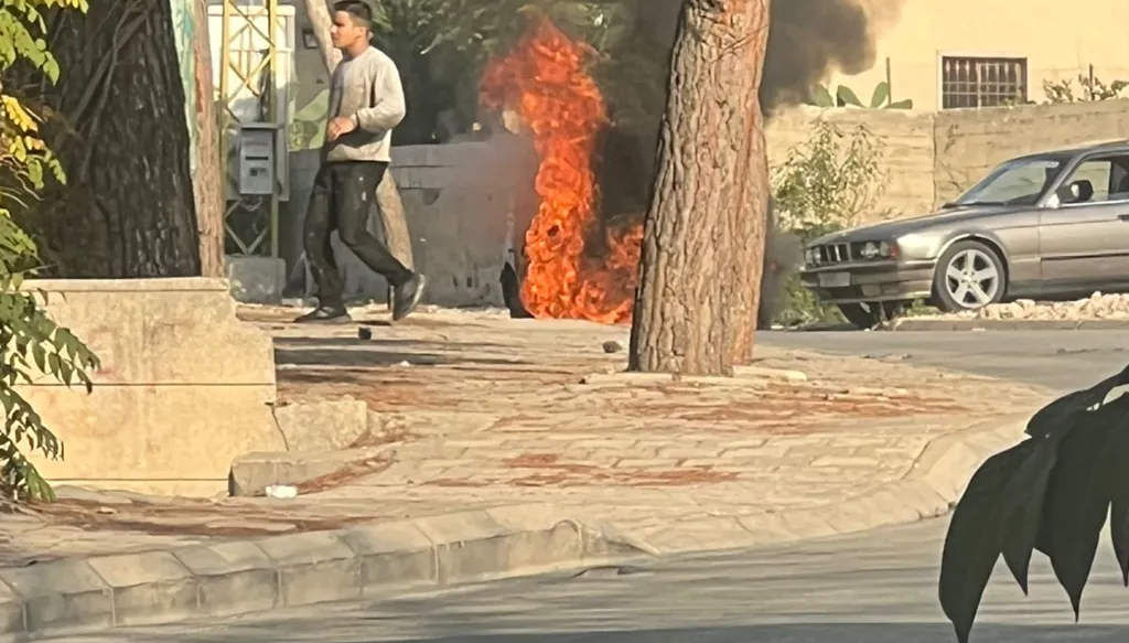 استهداف سيارة قرب مستشفى صلاح غندور في مدينة بنت جبيل جنوبي لبنان