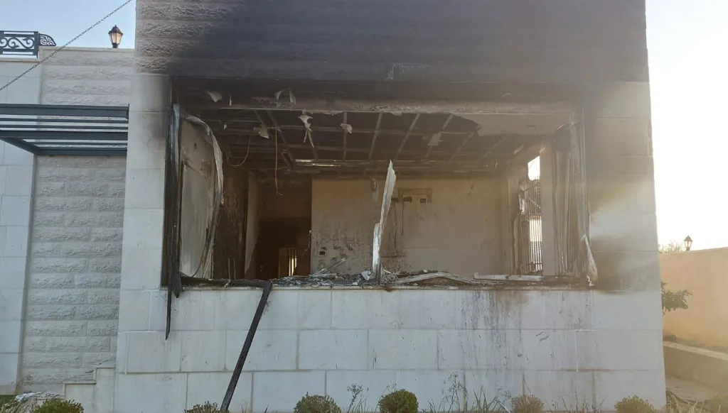 بالفيديو- مستوطنون يضرمون النار في منزل بقرية أبو فلاح شمال شرق رام الله