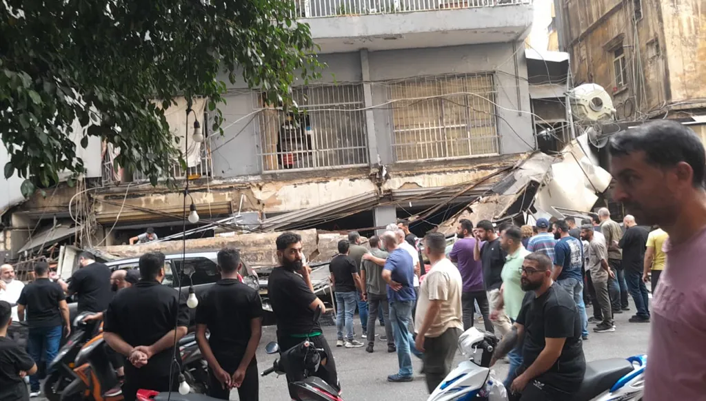 بالصور والفيديو - انهيار شرفة في منطقة الملا - بيروت يسفر عن إصابة