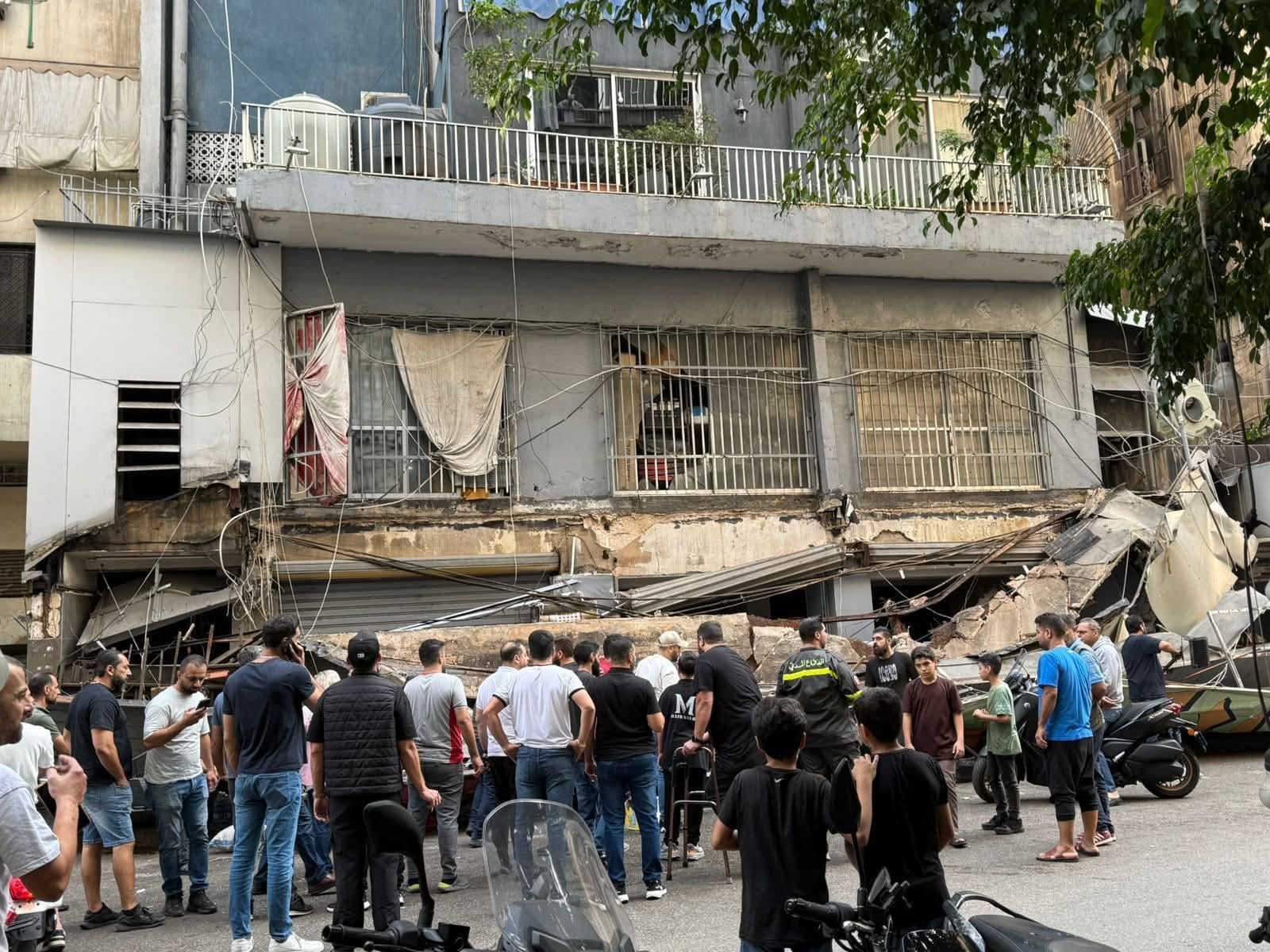 انهيار شرفة في منطقة الملا - بيروت. (النهار)