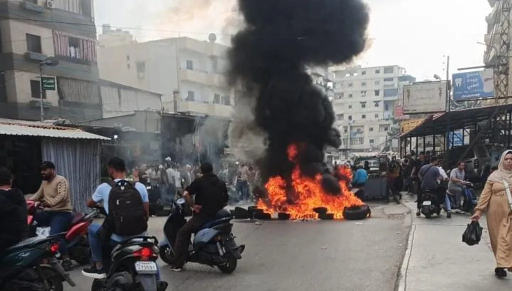 محتجّون يقطعون طريق مخيّم البداوي بالإطارات المشتعلة احتجاجاً على إغلاق مداخله (فيديو)