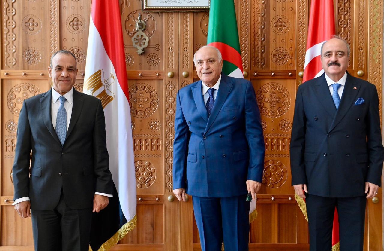 وزراء خارجة تونس محمد على النفطي والجزائر أحمد عطاف ومصر بدر عبد العاطي. (الخارجية الجزائرية)