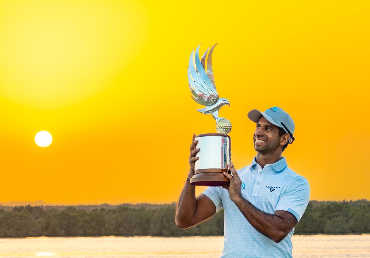 آرون راي يحتفل باللقب. (وكالات)