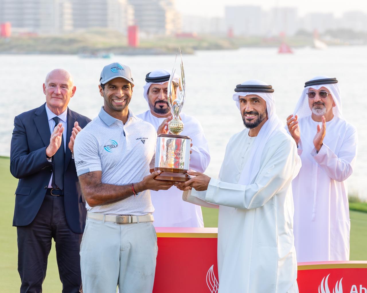 خلال تتويج آرون راي بلقب البطولة. (وكالات)