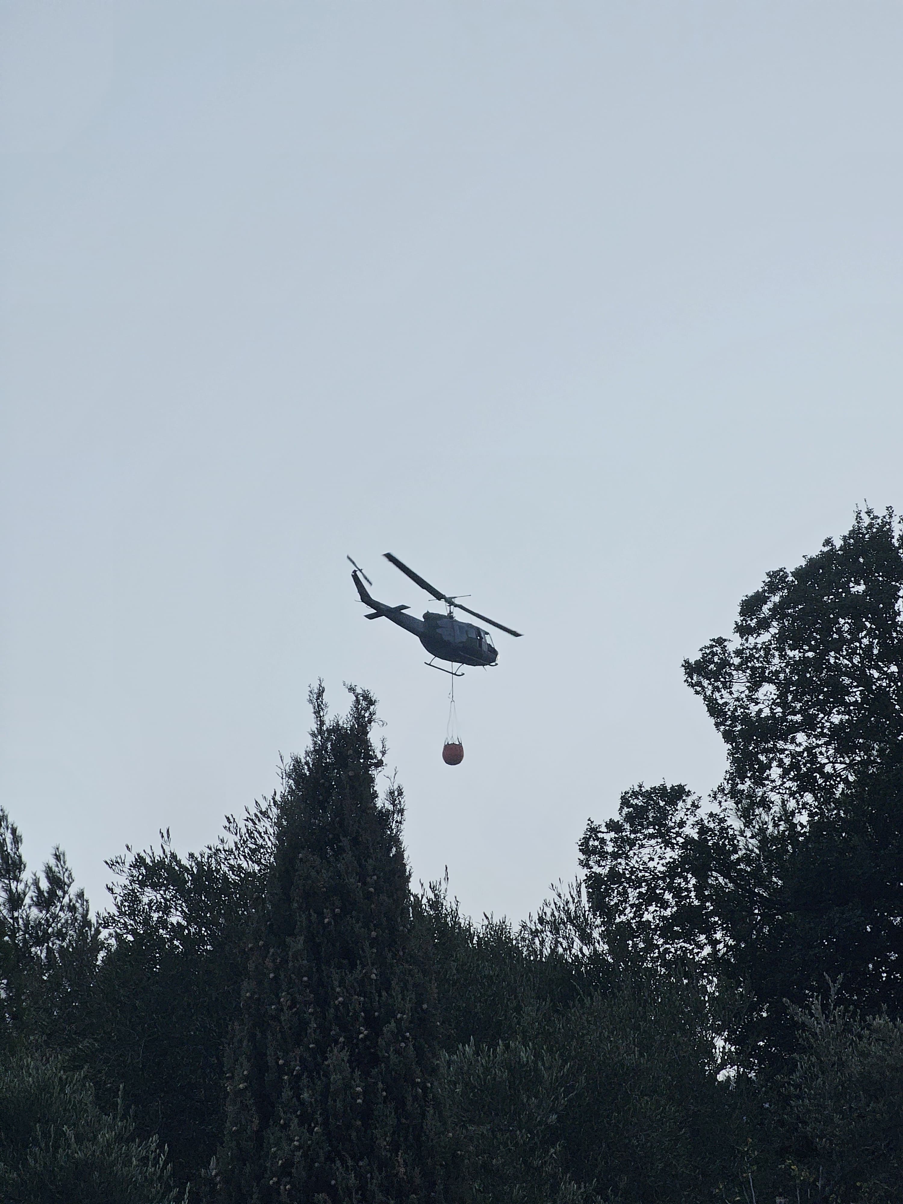 طوافة الجيش تساعد في إخماد النيران.