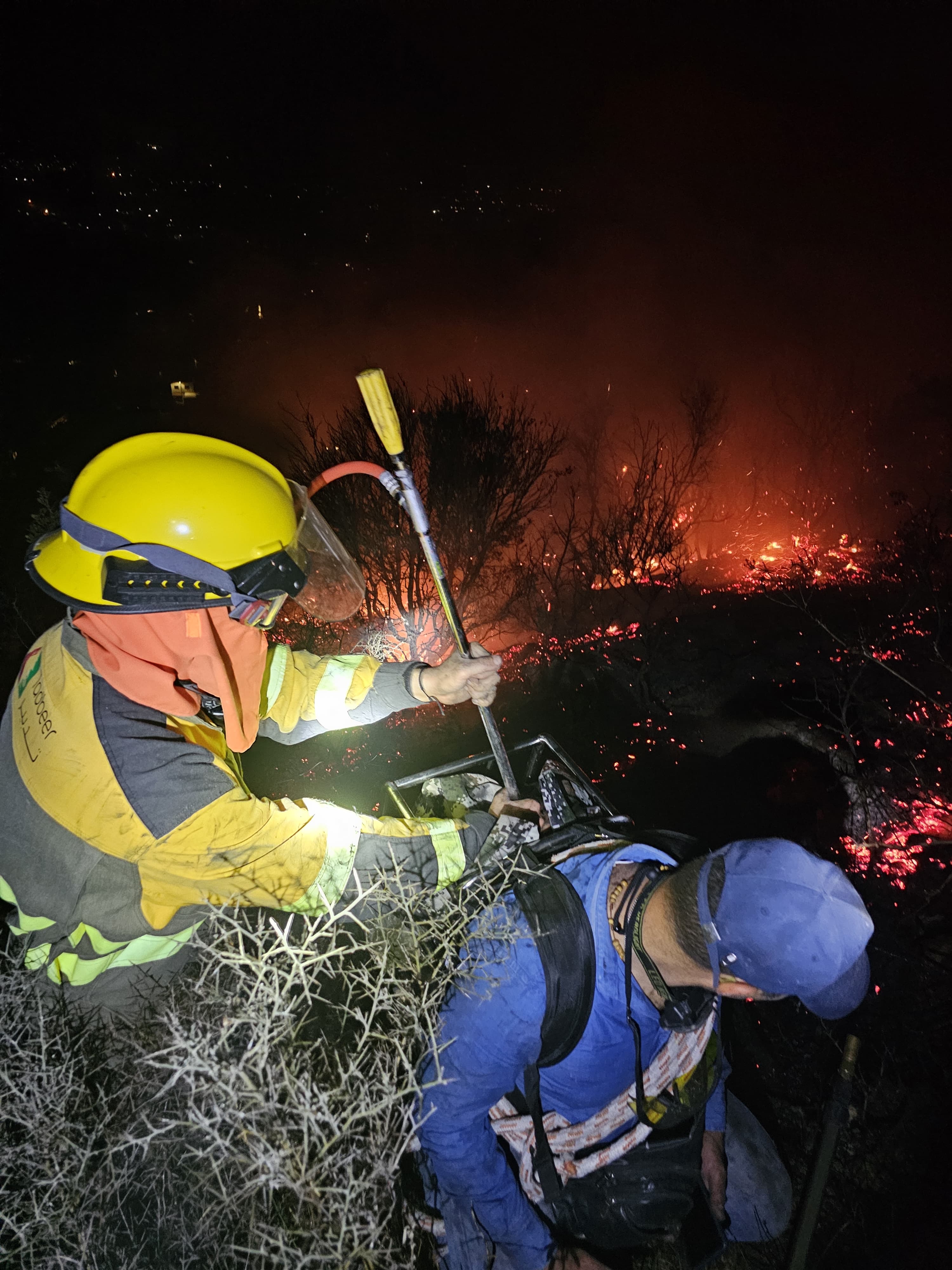 عنصر من الدفاع المدني.