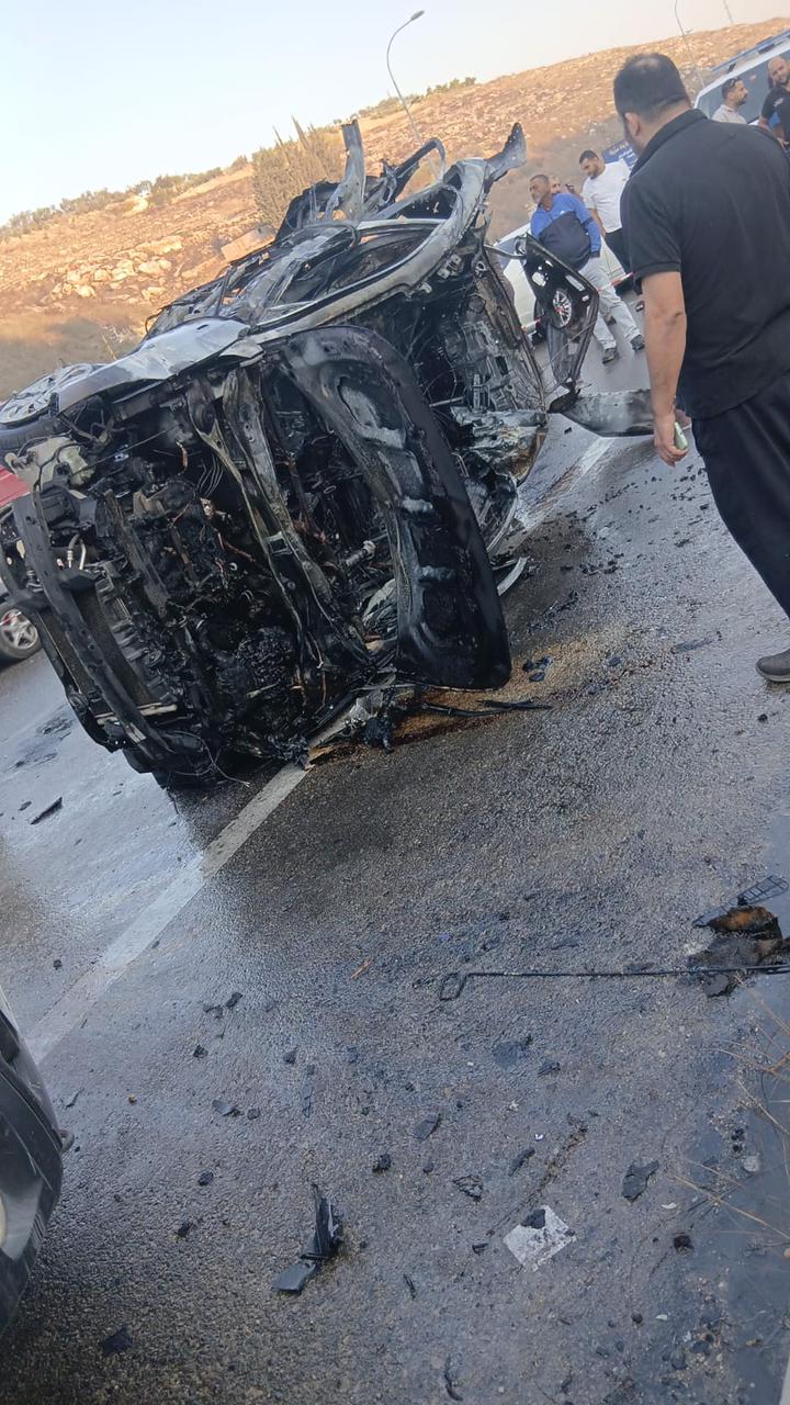 السيارة المستهدَفة صباح اليوم على أوتوستراد البيسارية قضاء صيدا  (تواصل اجتماعي).