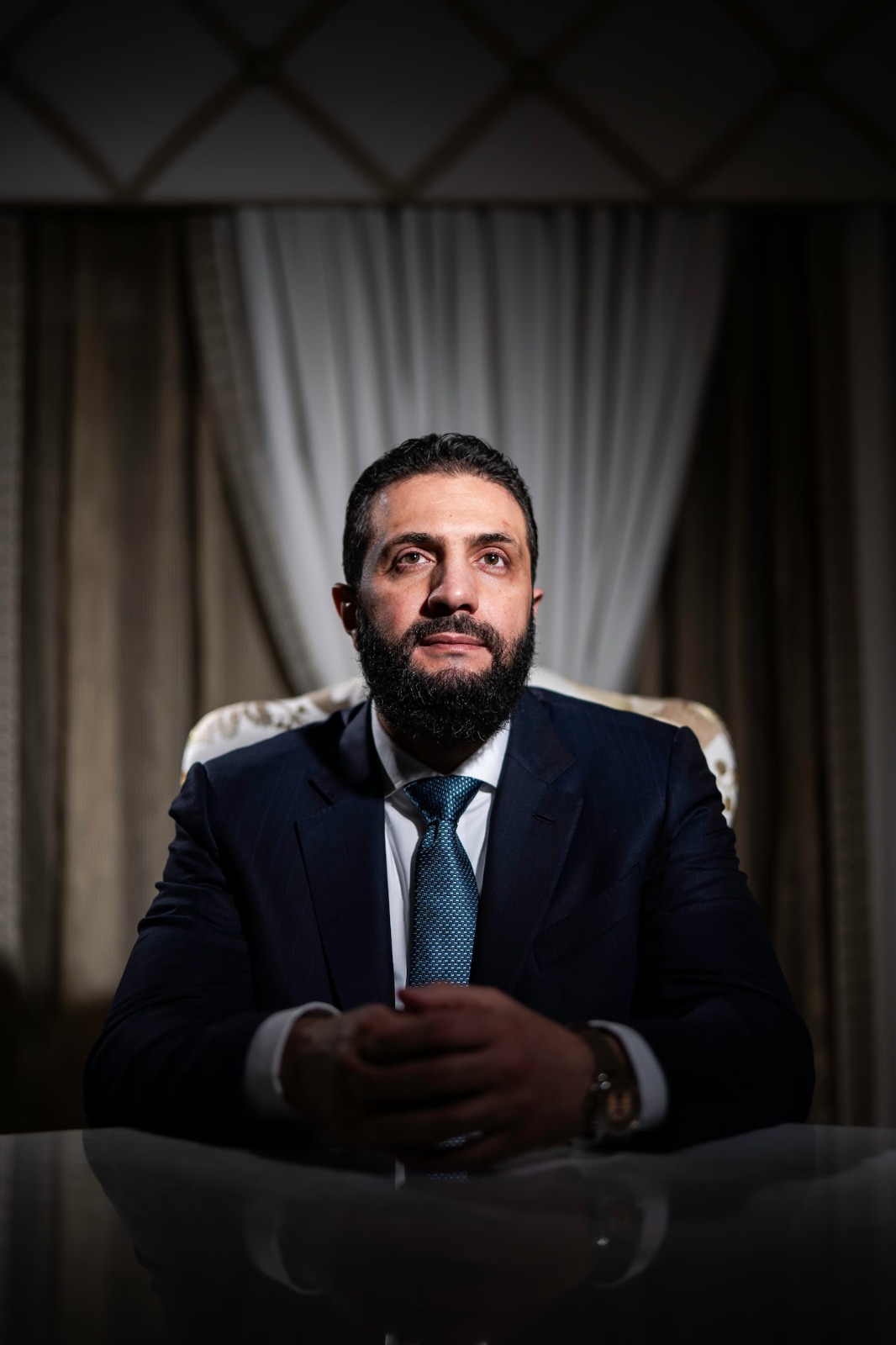 أحمد الشرع يلعب الشطرنج في مقر إقامته بفندق سانت ريجيس بواشنطن (واشنطن بوست).