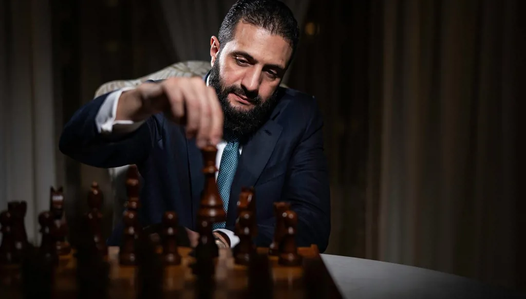 أحمد الشرع يلعب الشطرنج في مقر إقامته بفندق "سانت ريجيس" بواشنطن (صور)