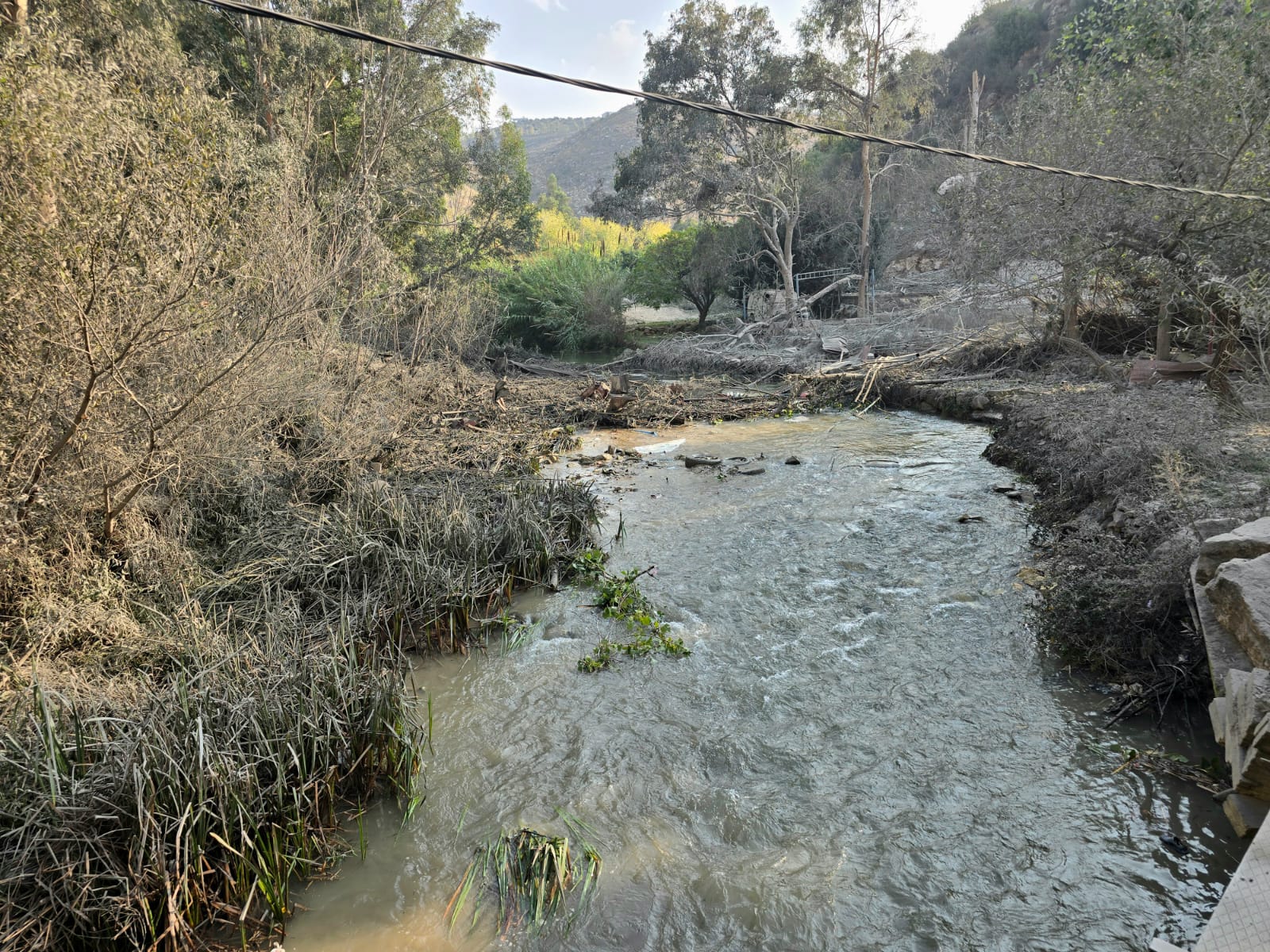 مجرى نهر الليطاني بين ضفتي طيرفلسيه الشمالية والزرارية  الجنوبية. (أحمد منتش)