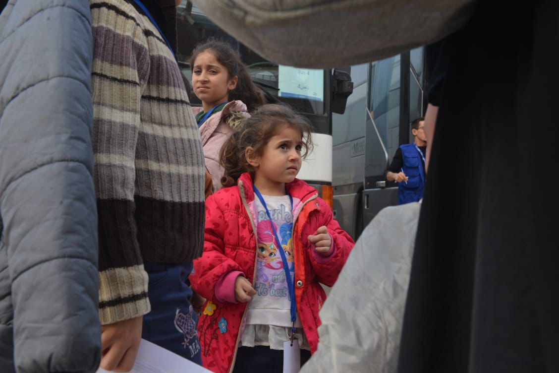 نازحون سوريون عند مركز المصنع الحدودي (نبيل إسماعيل). 