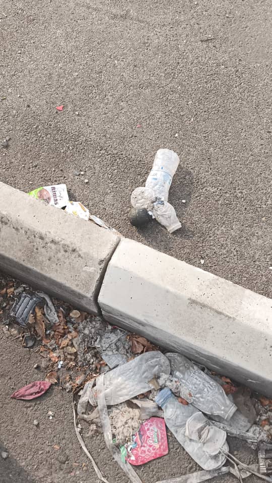 قنابل في الأرض جراء الغارة (إكس). 