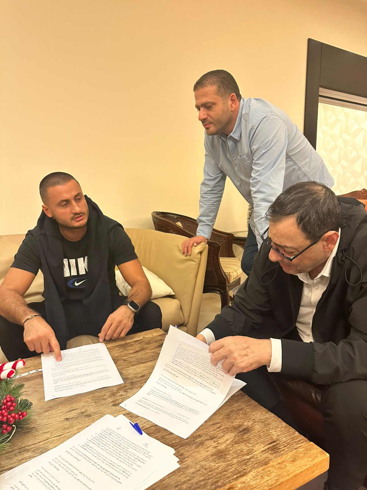 رئيس الاتحاد اللبناني لكرة السلة أكرم الحلبي والمدرب جاد الحاج. (وكالات)